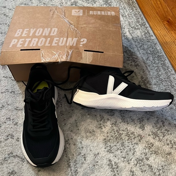 BRAND NEW WITH BOX black and white veja atheltic sneakers never worn - Picture 1 of 5